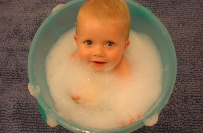 Bathing your newborn can be a daunting task, it's something a lot of parents worry about even before their baby is born. But fear not! Babytalk is here to guide you through it. I have personally done many a newborn baby bath and will try to make this a fun instead of a fearing experience for you.