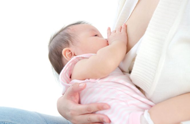 Get the 24 most important tips for breastfeeding! Don't start breastfeeding before you read this post.
